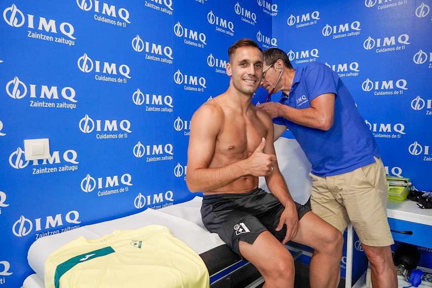El primer equipo masculino de la SD Eibar pasa el reconocimiento médico en la Unidad de Medicina Deportiva de IMQ